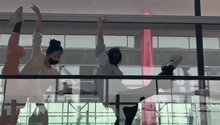  Dancers go on a group outing in the airport conveyor belt to show their basic skills of dancing Online friends: this is a professional "whole life"