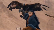  Watch the falcon spread its wings! The women stepped on the horse and the eagle appeared with great momentum