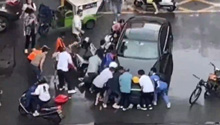  The man was involved under the car, and more than 10 people rushed out in tens of seconds!