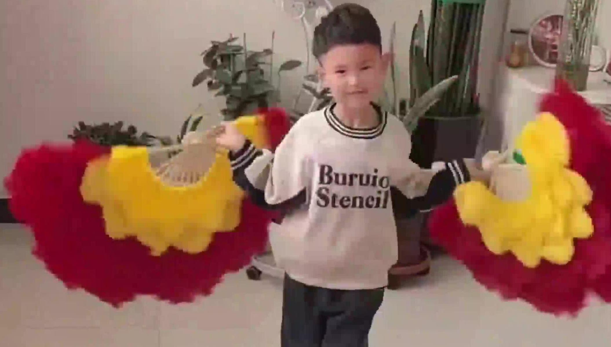 小孩哥舞扇好丝滑 网友：这个节目可以从幼儿园演到退休