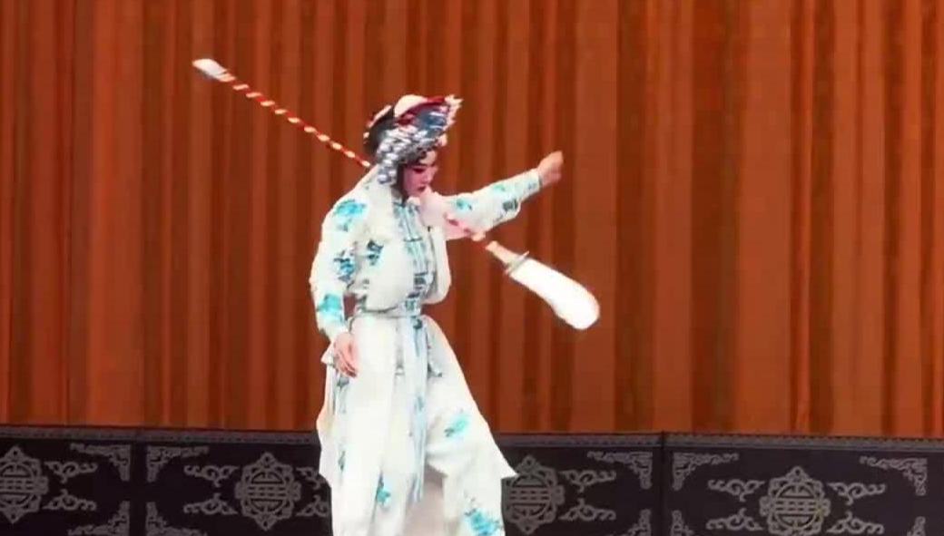 武旦演员陈艺心演绎京剧《锯大缸》 临场发挥将失误转为亮点