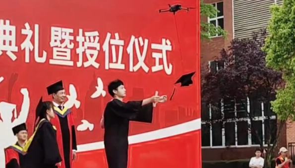 高校毕业典礼用无人机送学士帽